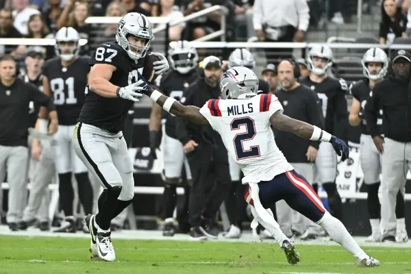 Raiders enfrentando a los Patriots