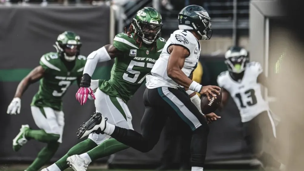 Jalen Hurts siendo asediado por la defensiva