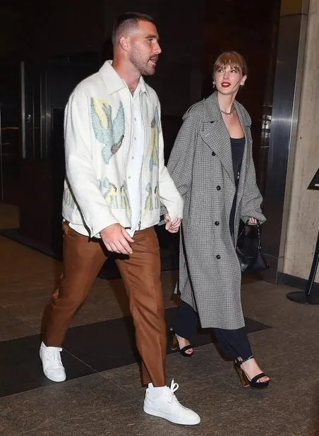 Travis Kelce y Taylor Swift tomados de la mano