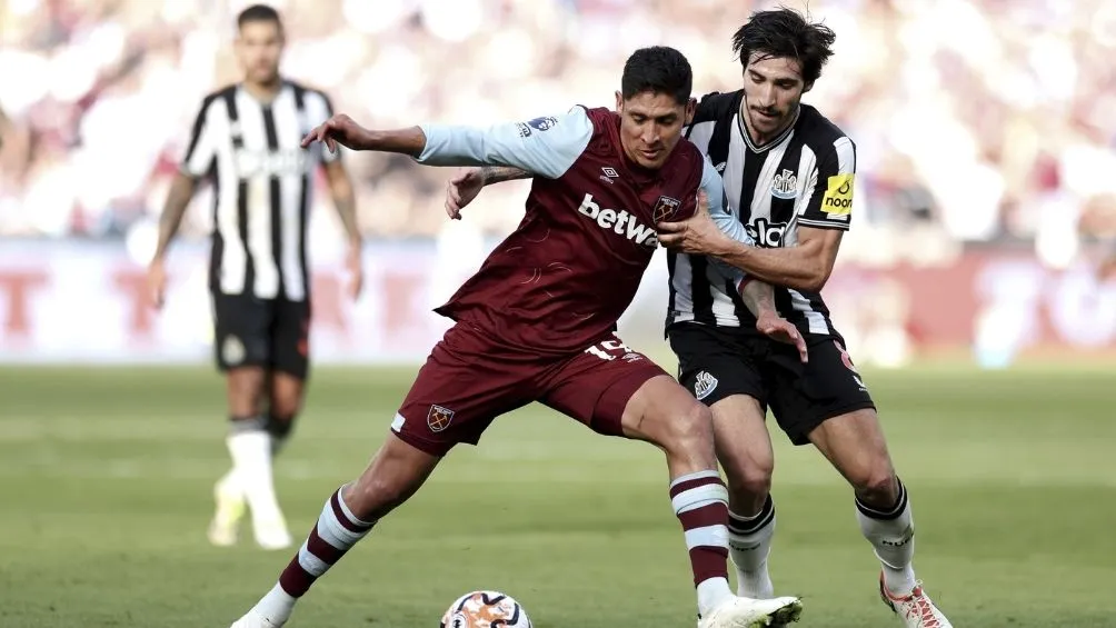 Sandro y Edson Álvarez en un partido en la Premier League