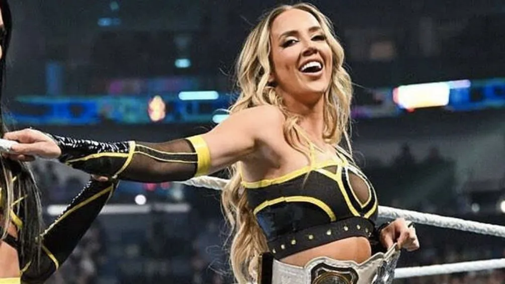 Green con su titulo en WWE