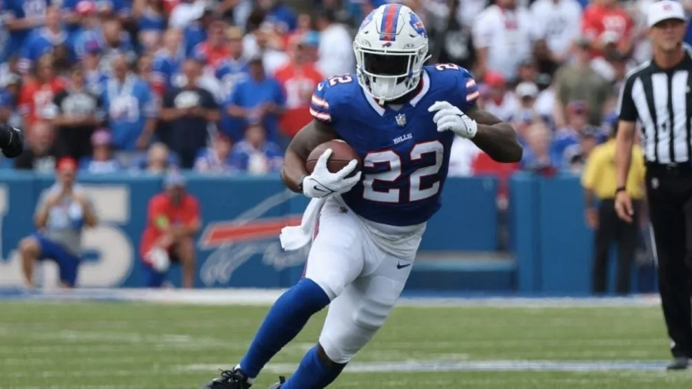 Damien Harris durante un juego con Bills