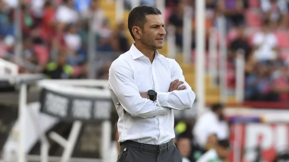 Lozano dirigiendo en Liga MX