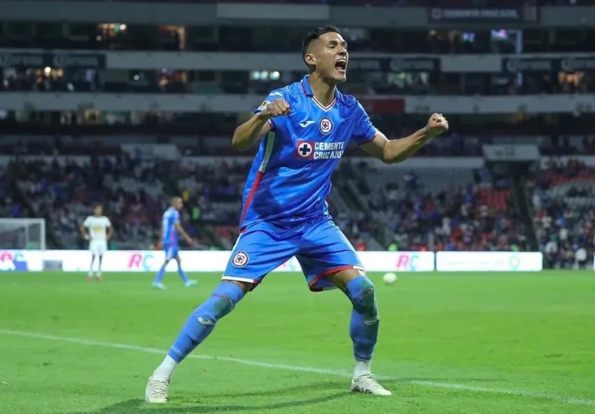 Uriel en partido de Liga MX