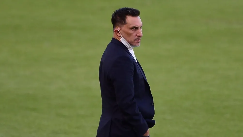 Chaco Giménez dirigiendo partido