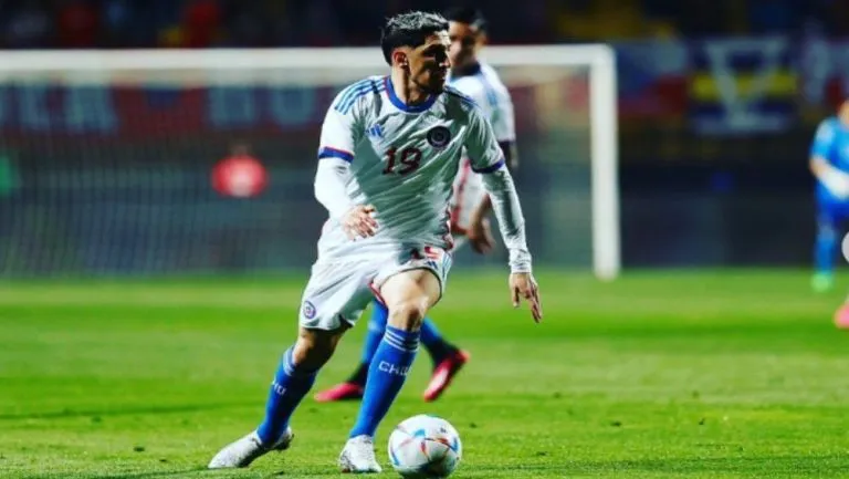 Diego Valdés en un partido de Chile