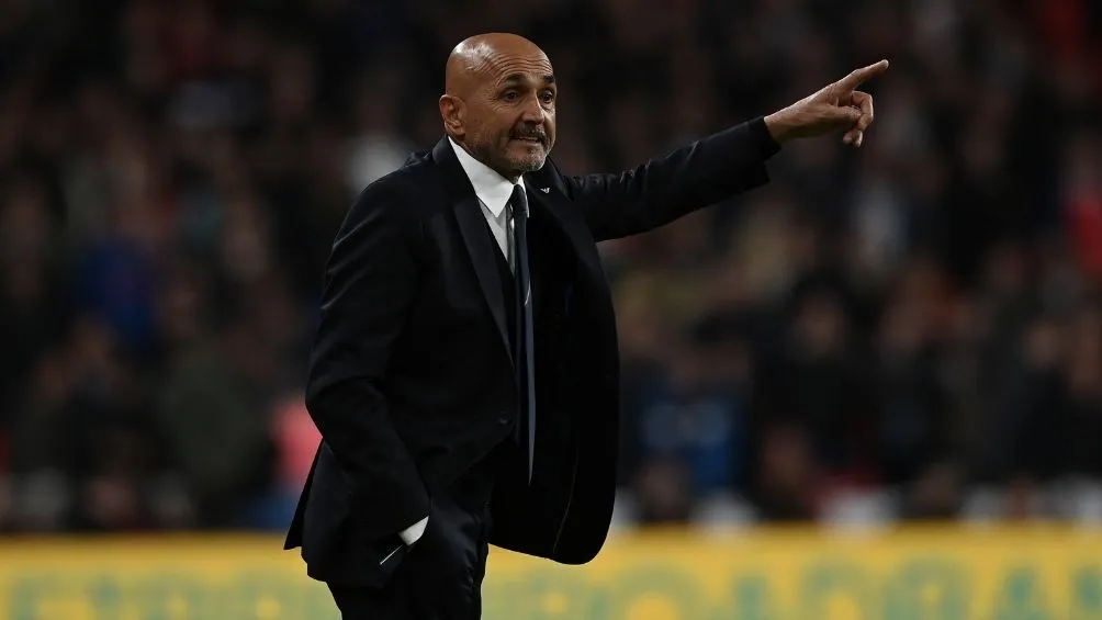 Luciano Spaletti en el banquillo azurro