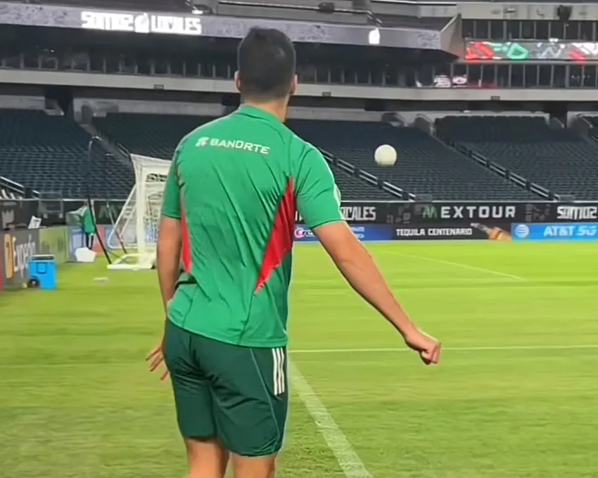 Jiménez en su tiro de rabona