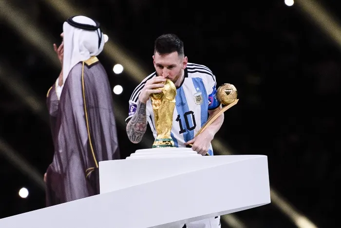 MEXSPORT Lionel Messi con la Copa del Mundo