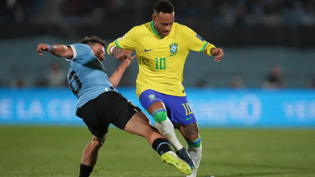 El brasileño disputaba el balón con De la Cruz