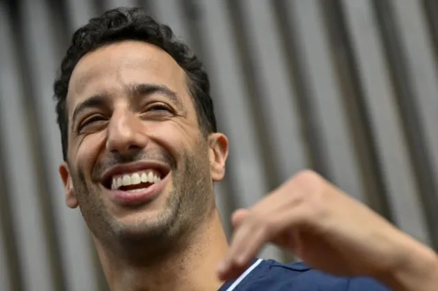 AP Daniel Ricciardo sonríe en una entrevista