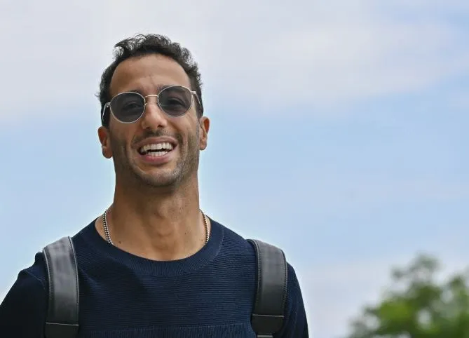 AP Ricciardo arriba a una competencia de F1