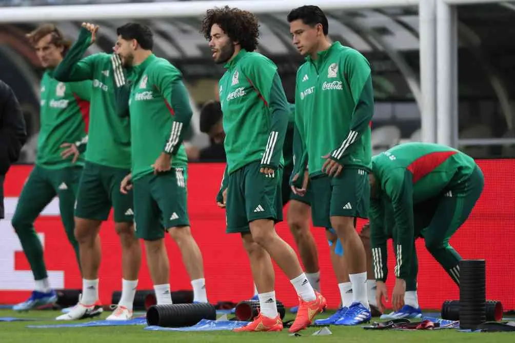 César Huerta en calentamiento con el Tricolor