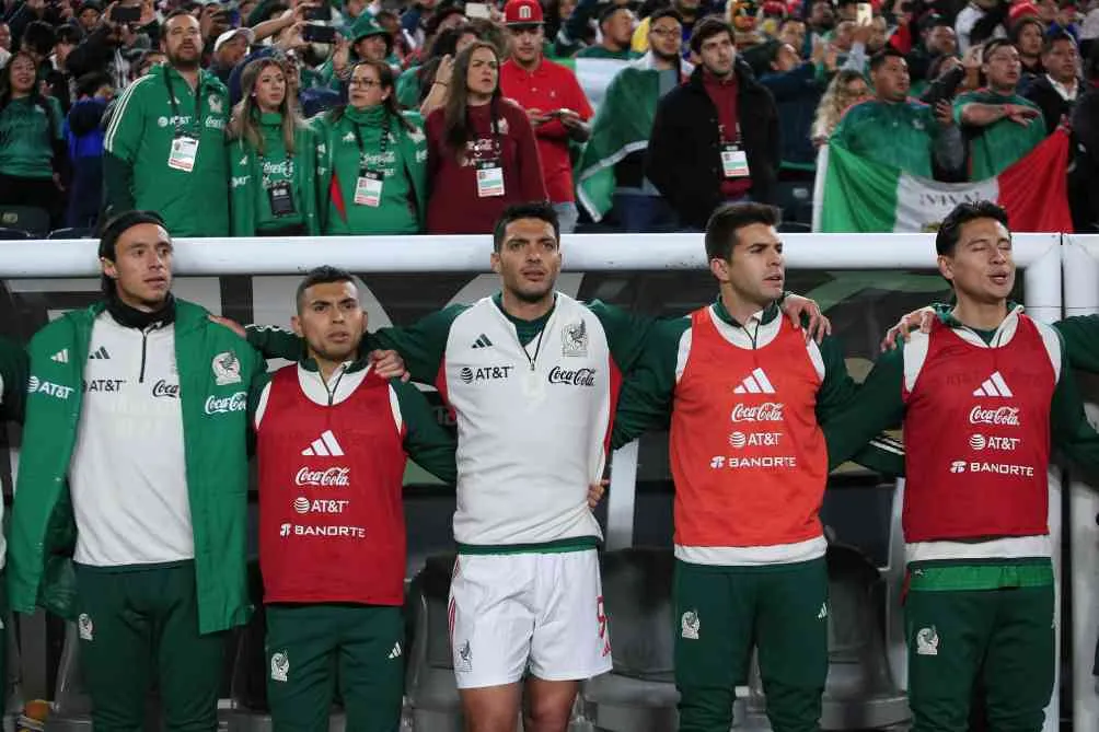 Julio González en la banca en el juego ante Alemania