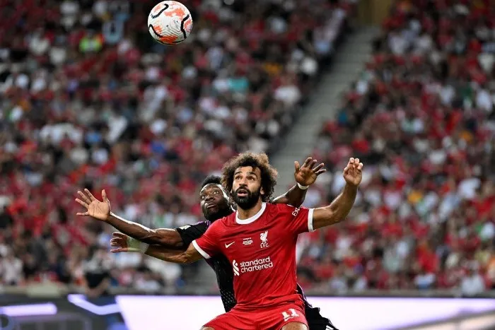 Salah disputando el balón