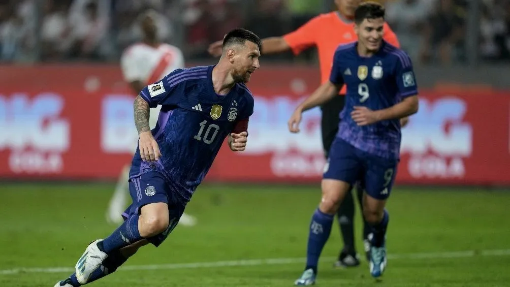 El 10 festejando su gol