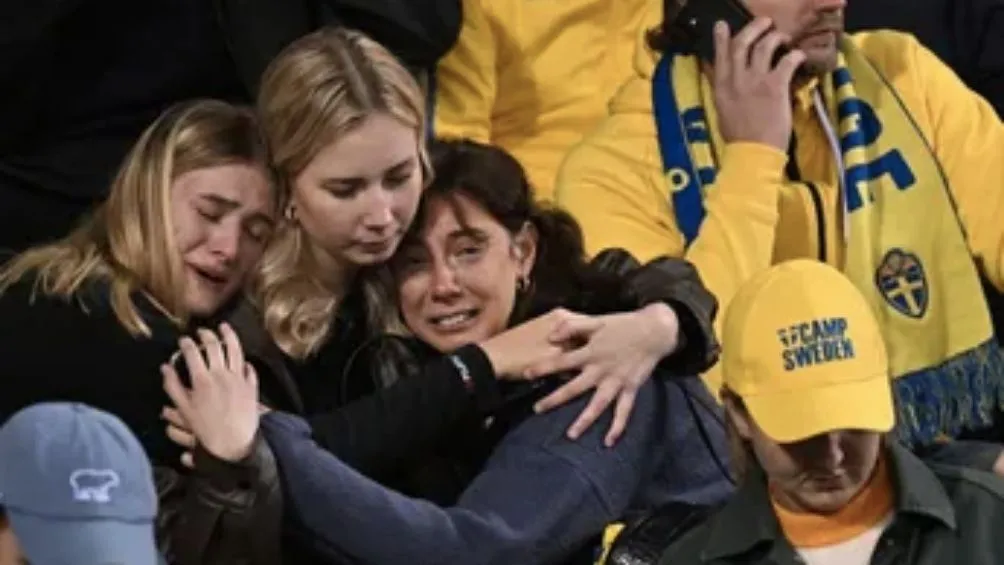 Aficionados suecos durante el ataque