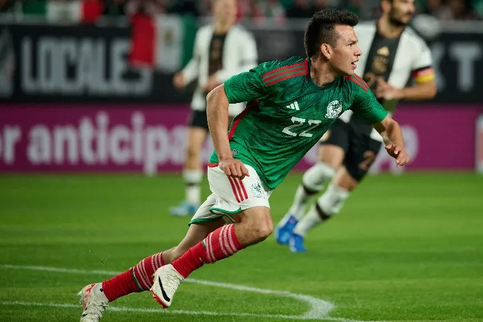 Chucky Lozano durante el partido