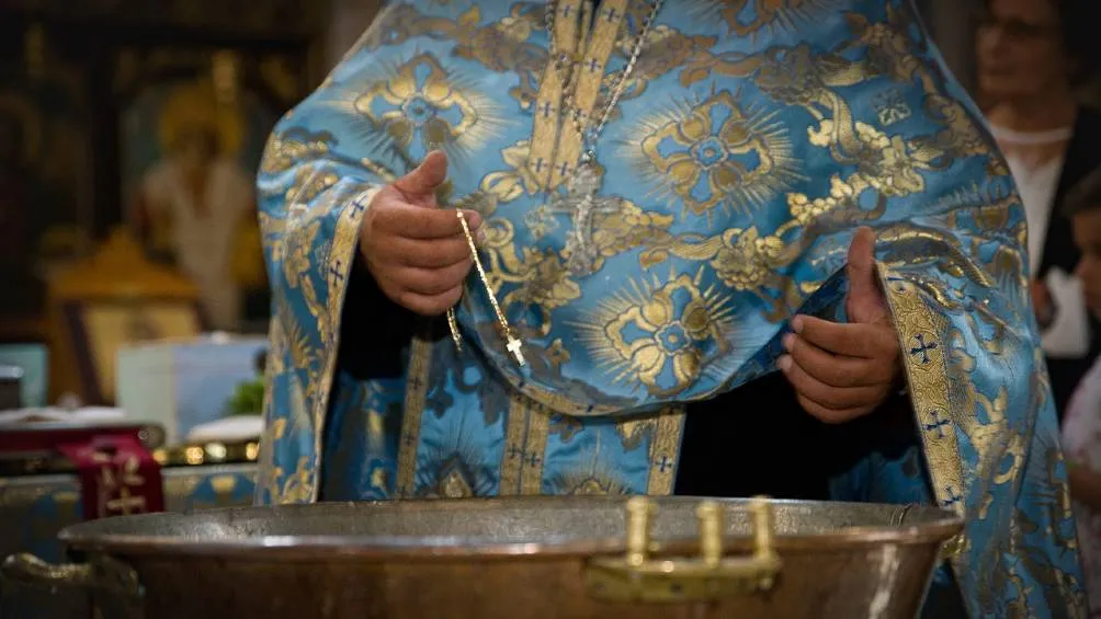 Polémica en Redes Sociales: Sacerdote Provoca Llanto de Bebé en Impactante Bautizo