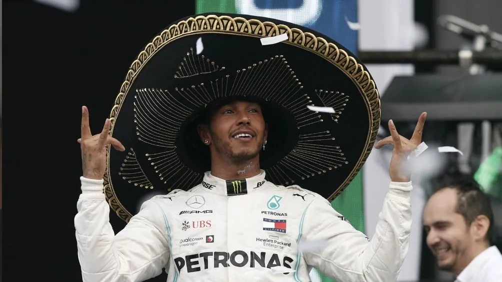 AP Hamilton celebrando su victoria en México