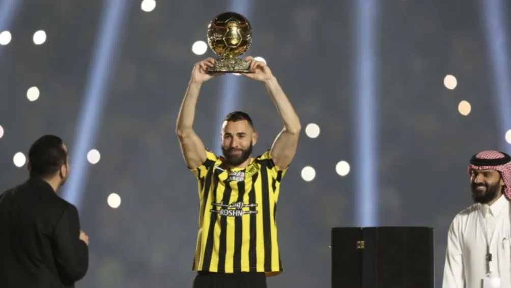 El francés presentando su galardón en Arabia