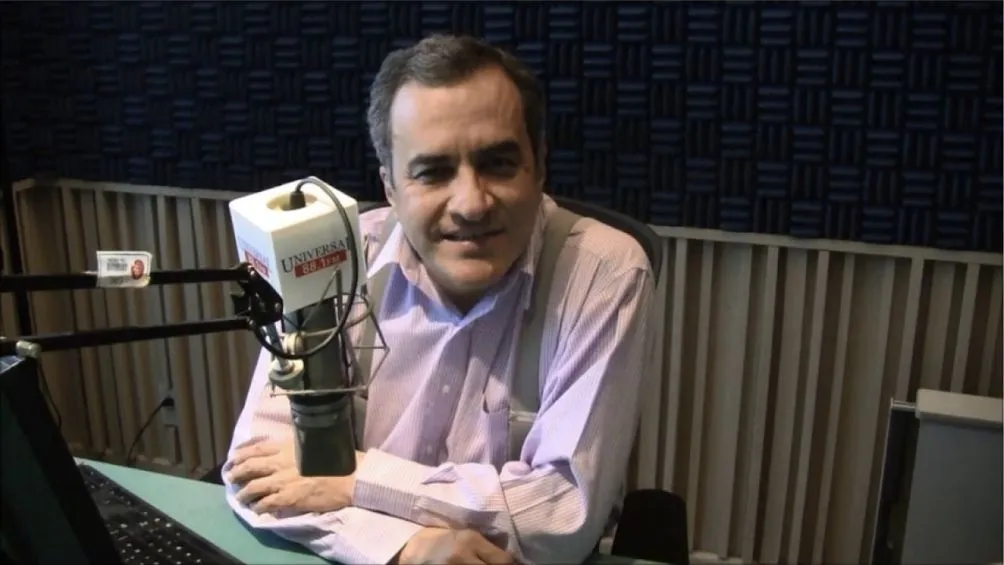 Guerrero durante un show en Radio Centro