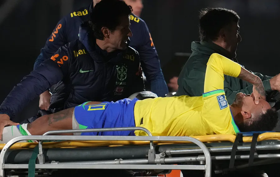 AP Neymar abandonoó el juego en camilla