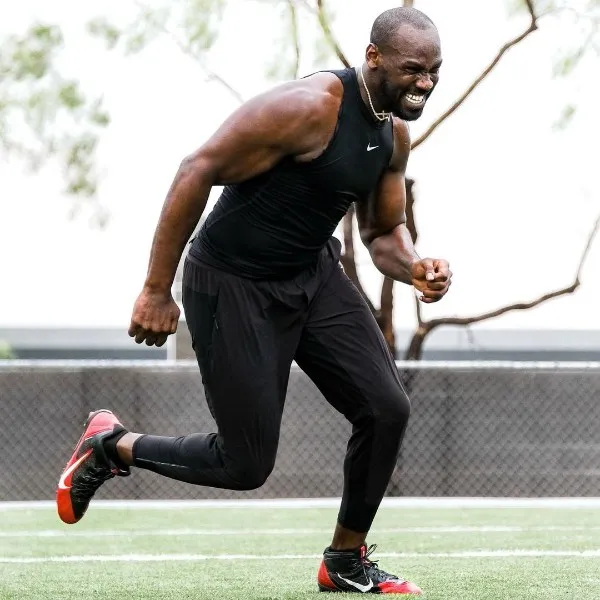 Chandler Jones entrenando