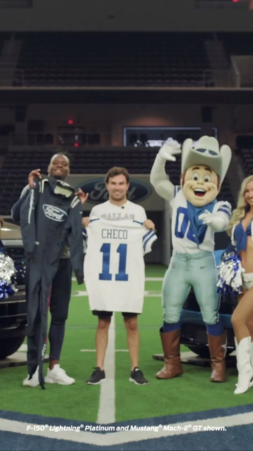 Checo Pérez vence a Michael Gallup en reto de Ford