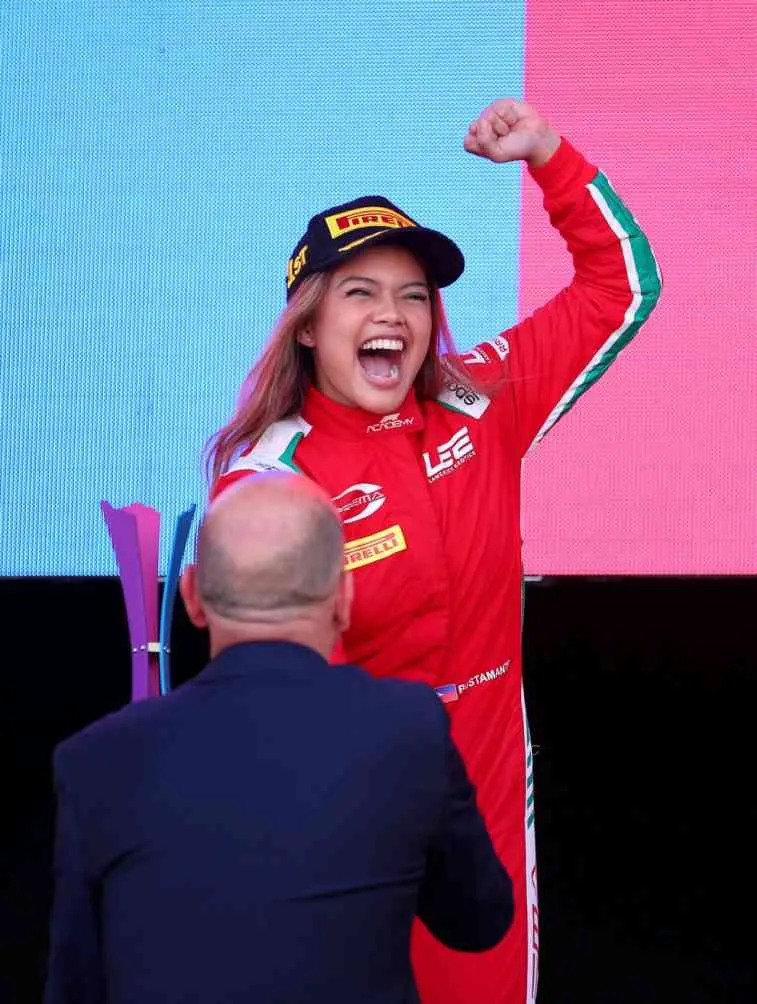 TWITTER: @racerbia Bustamante en celebración durante una de sus dos victorias