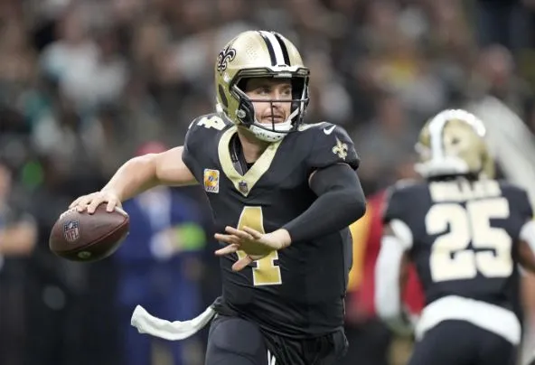 Derek Carr en acción ante los Jaguars