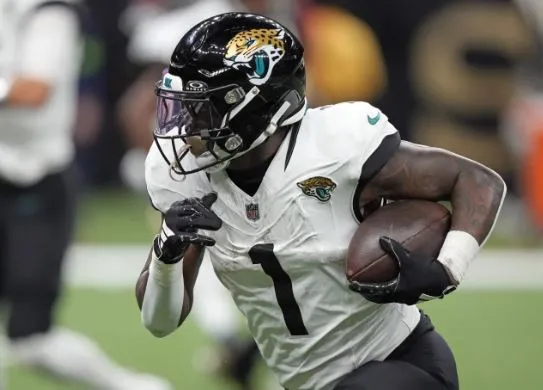 Travis Etienne Jr. se escapa con el ovoide