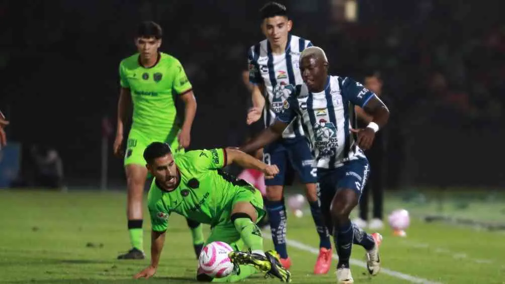 Aldo Cruz y Marino Hinestroza en disputa del balón