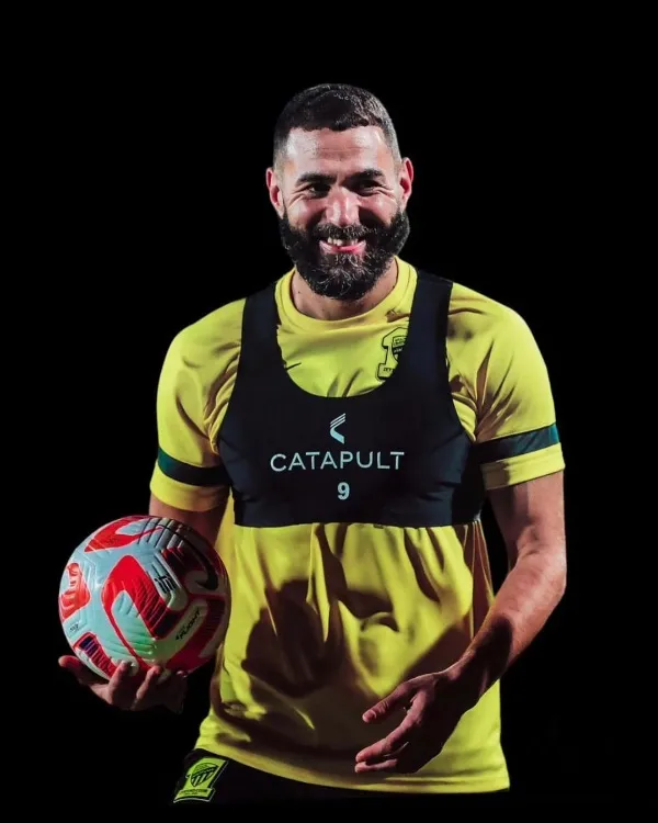 INSTAGRAM @karimbenzema Karim jugando con el Al-Ittihad