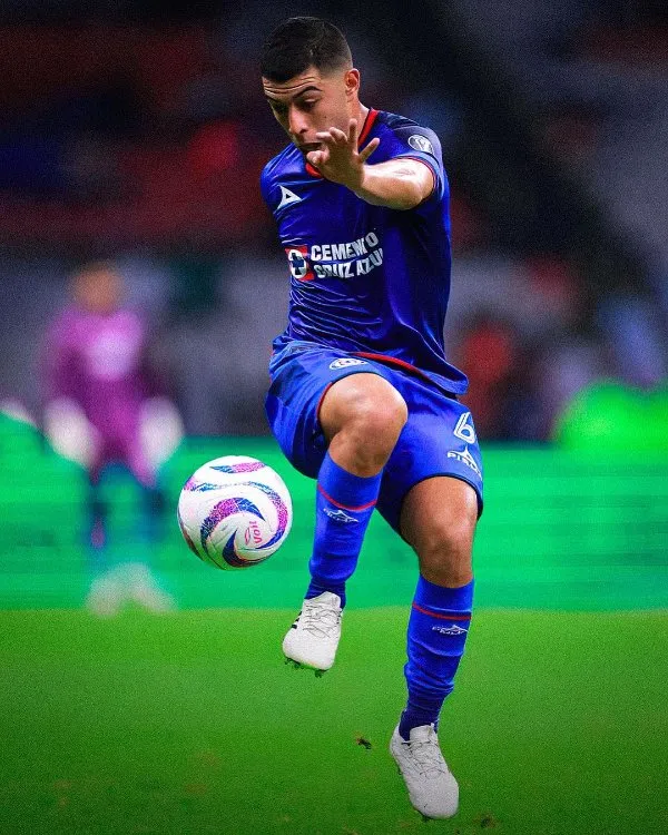 Erik Lira es baja de Cruz Azul