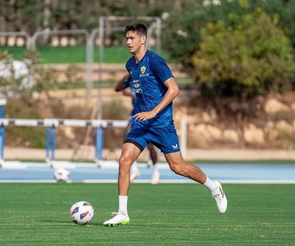 César Montes regresó a los entrenamientos con el Almería