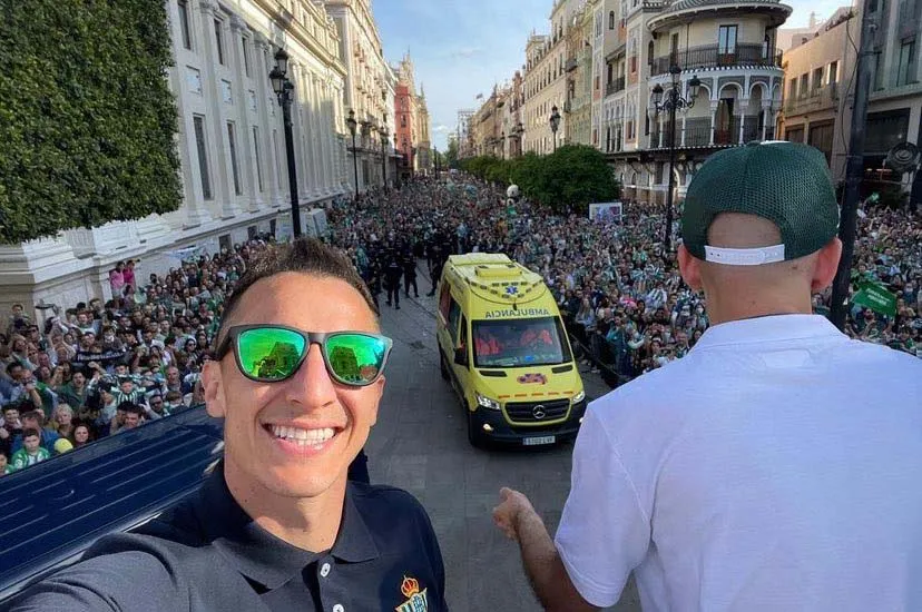 Andrés Guardado celebró la Copa del Rey, único título con el Real Betis en 2022