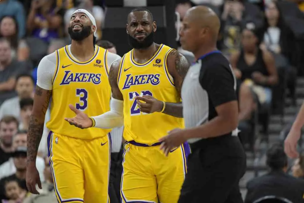 Anthony Davis y James durante la pretemporada de los Lakers