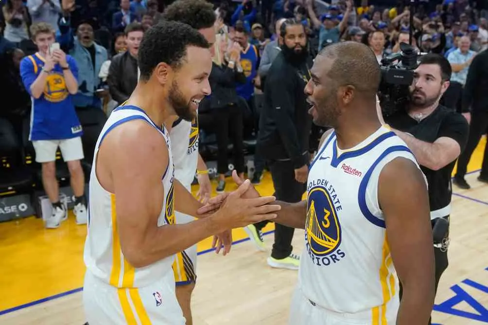 Curry celebra con Chris Paul