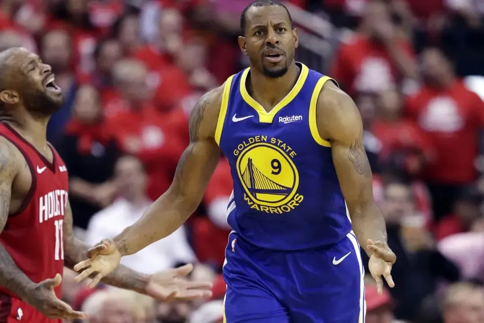 Andre Iguodala jugando con los Warriors