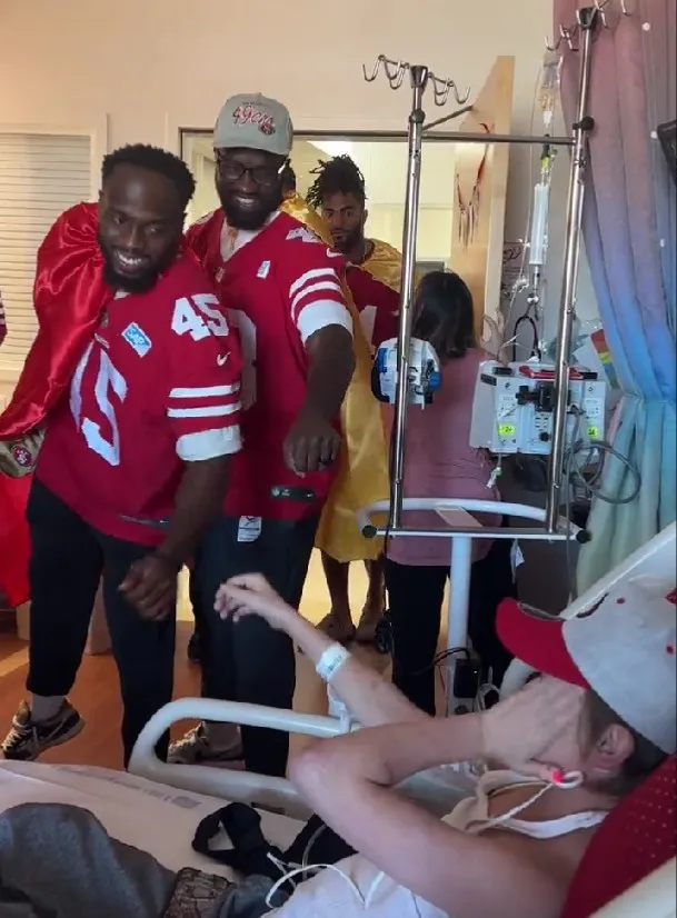 Jugadores de los 49ers conviviendo con un aficionado