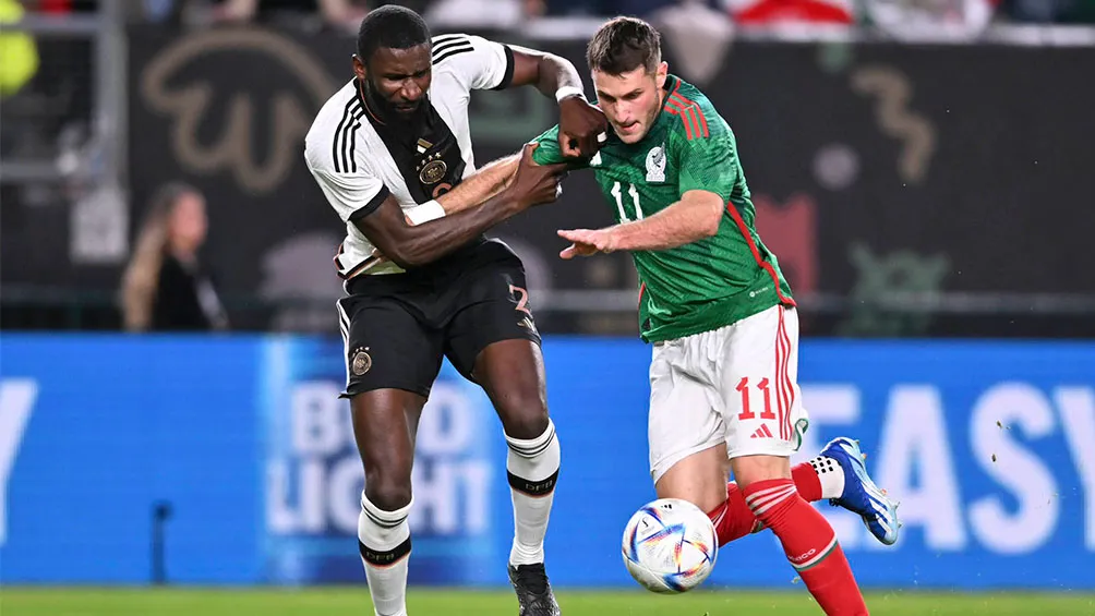 Santiago Giménez fue titular contra Alemania