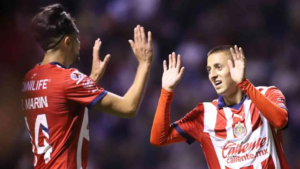 Marín y Alvarado en celebración del primer gol de Chivas