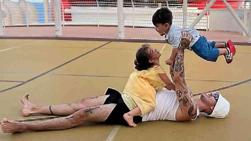 El influencer con sus hijos