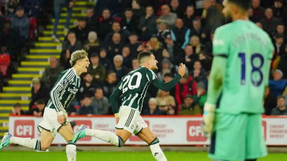 Diogo Dalot festeja el gol de la victoria en la visita del Manchester United