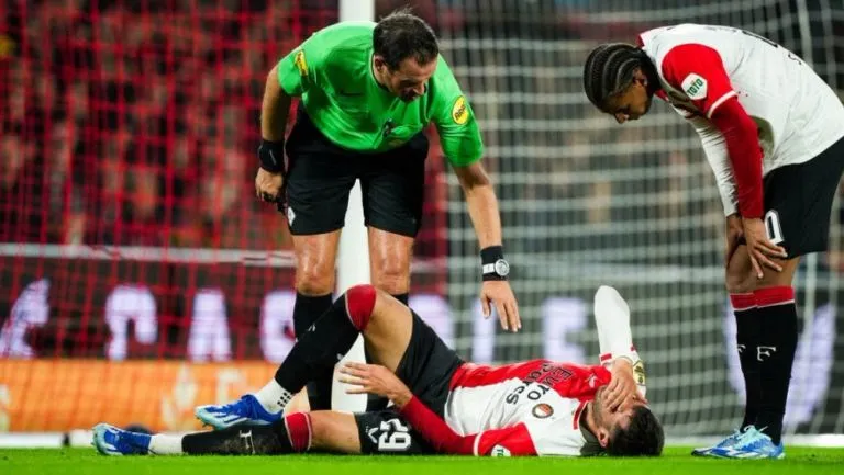 Santiago Giménez salió lesionado en el encuentro