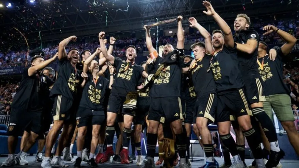 TWITTER: @UltMostoles Ultimate Móstoles celebrando su campeonato en la Kings League