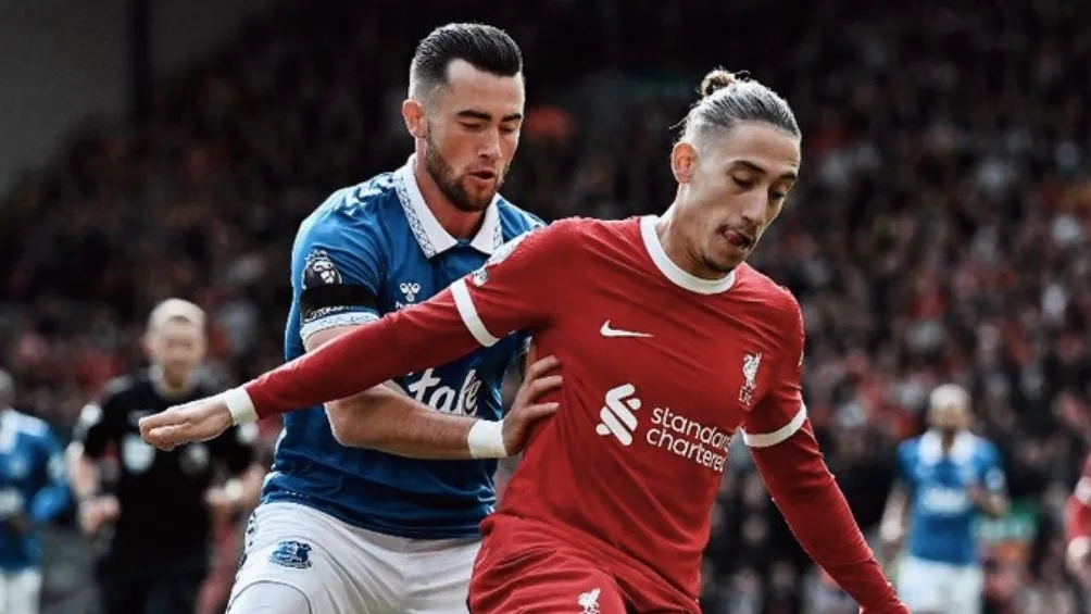 Tsimikas ante el Everton