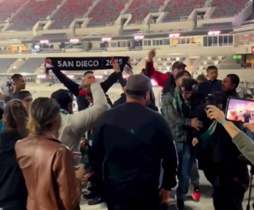 Aficionados celebrando la llegada de su club