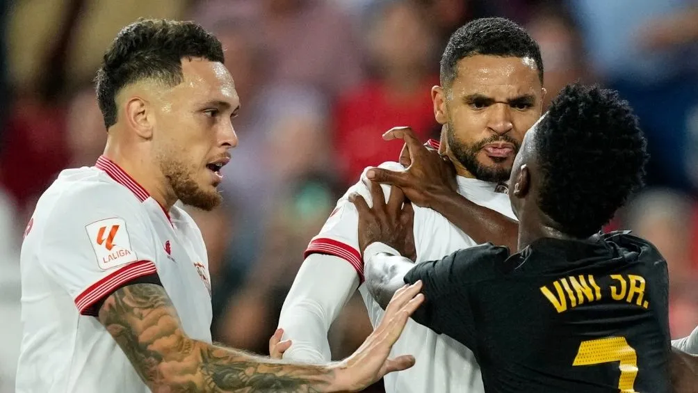 Vini en la pelea con En-Nesyri y Lucas Ocampos